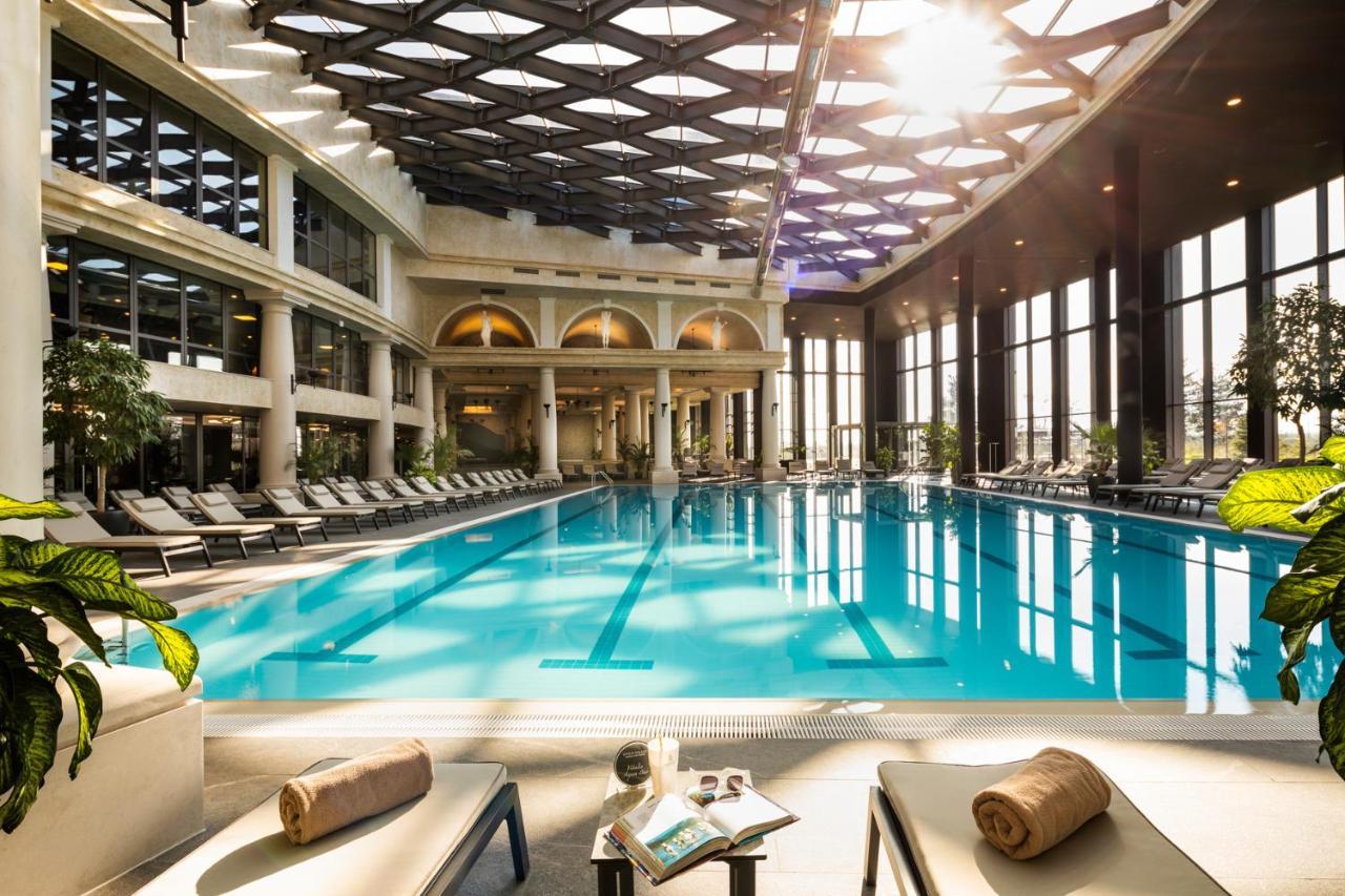 Kings' Valley Medical & Spa Hotel Kazanlŭk Buitenkant foto The pool at the hotel
