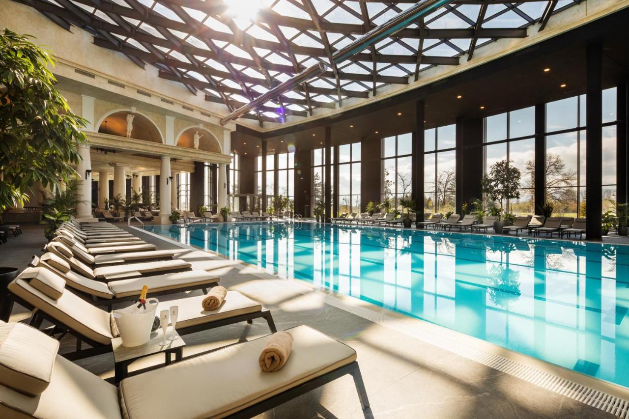 Kings' Valley Medical & Spa Hotel Kazanlŭk Buitenkant foto The pool at the spa
