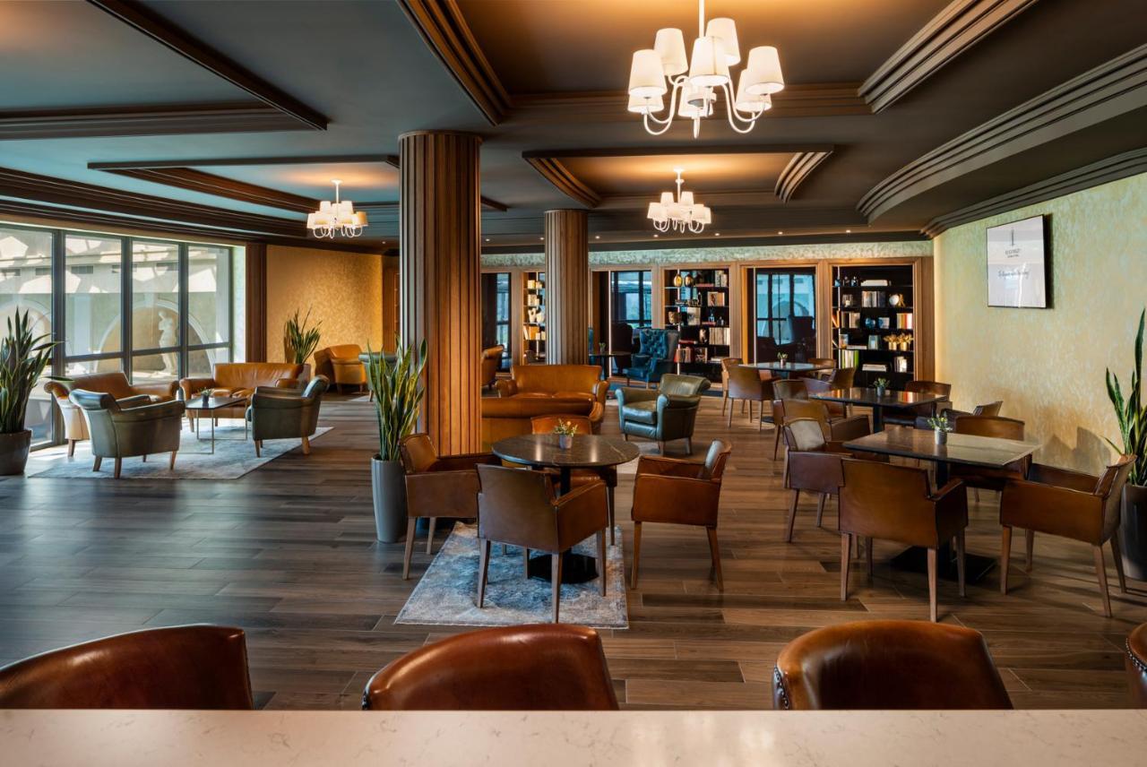 Kings' Valley Medical & Spa Hotel Kazanlŭk Buitenkant foto The lounge at the airport