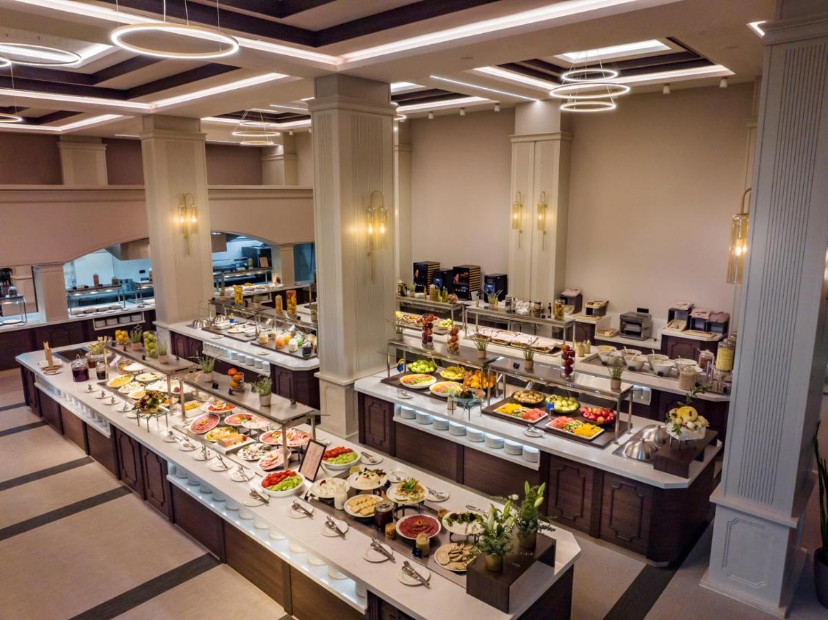 Kings' Valley Medical & Spa Hotel Kazanlŭk Buitenkant foto A buffet at a hotel