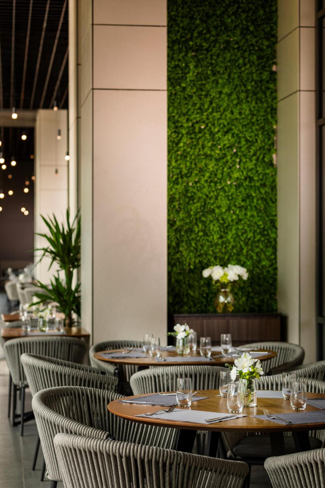 Kings' Valley Medical & Spa Hotel Kazanlŭk Buitenkant foto Living wall in a restaurant