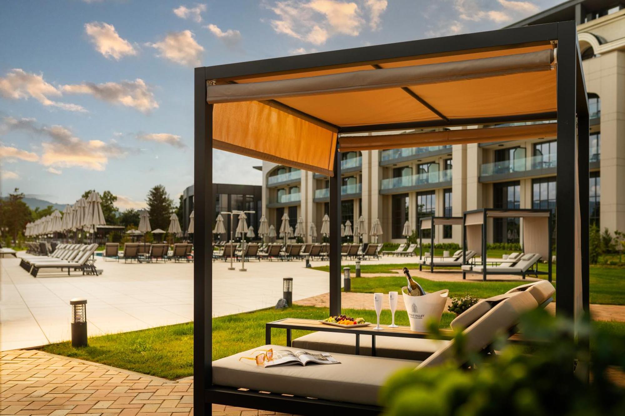 Kings' Valley Medical & Spa Hotel Kazanlŭk Buitenkant foto The swimming pool at the hotel