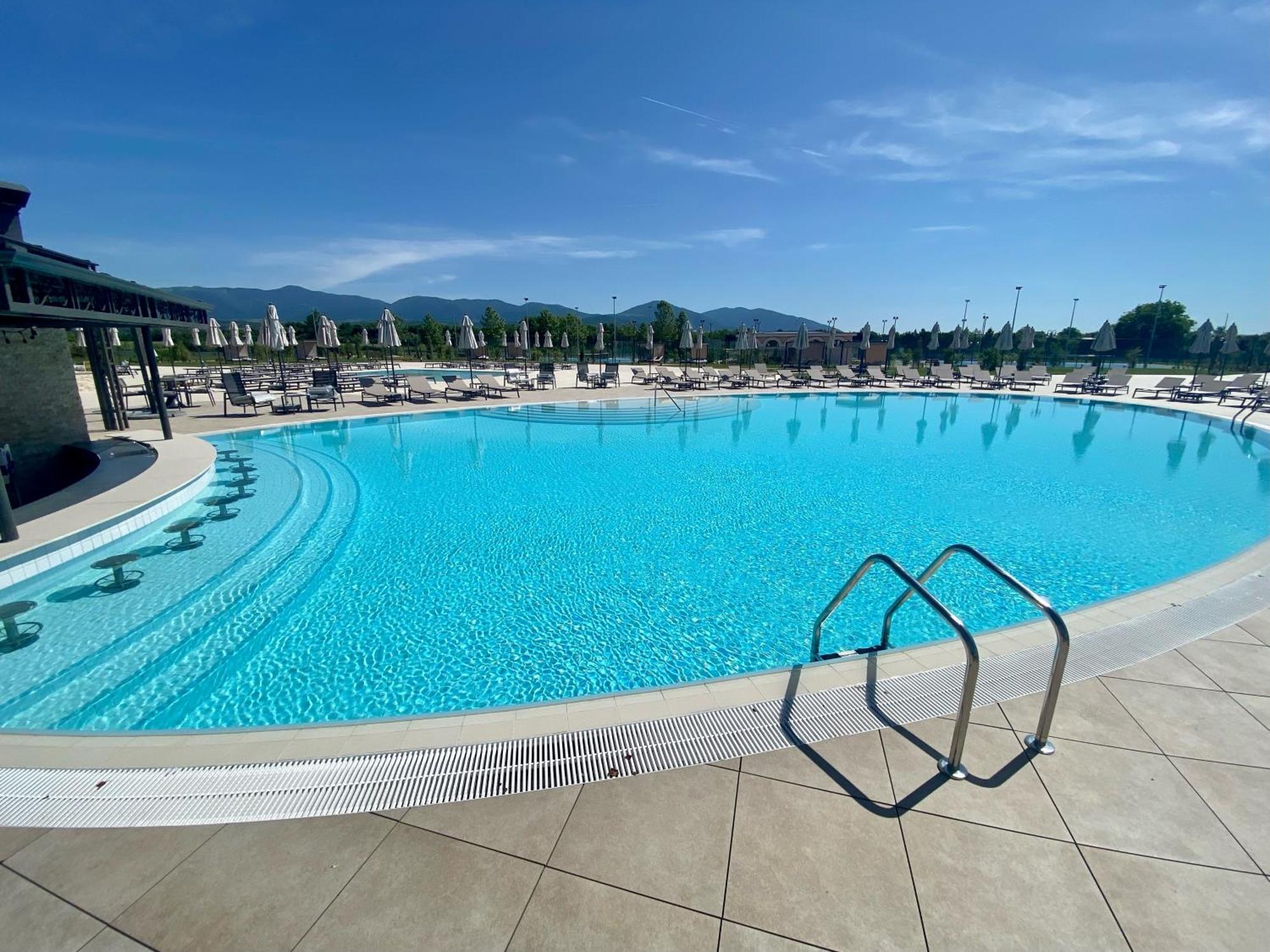Kings' Valley Medical & Spa Hotel Kazanlŭk Buitenkant foto The swimming pool at the complex