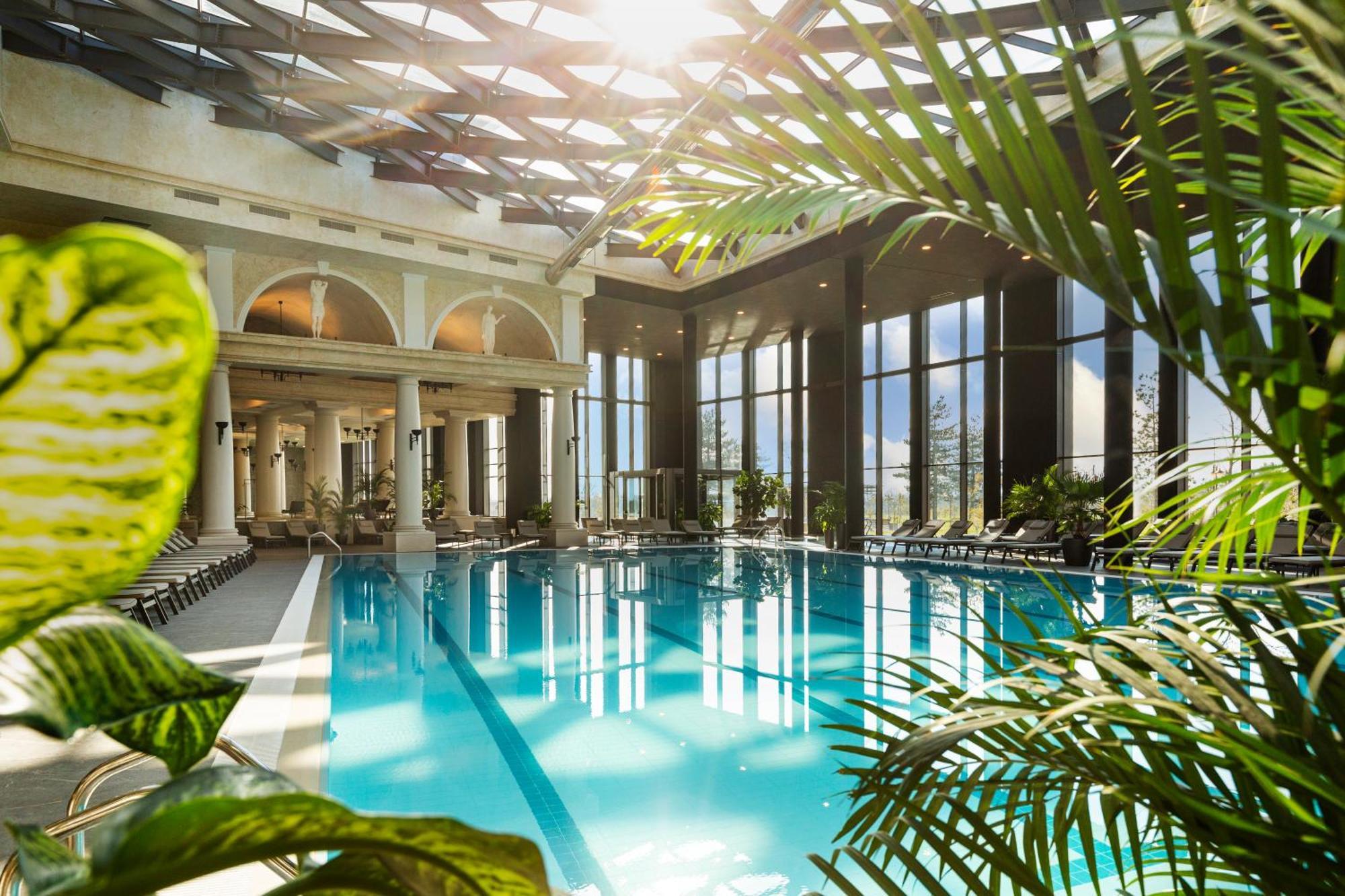 Kings' Valley Medical & Spa Hotel Kazanlŭk Buitenkant foto The swimming pool at the InterContinental