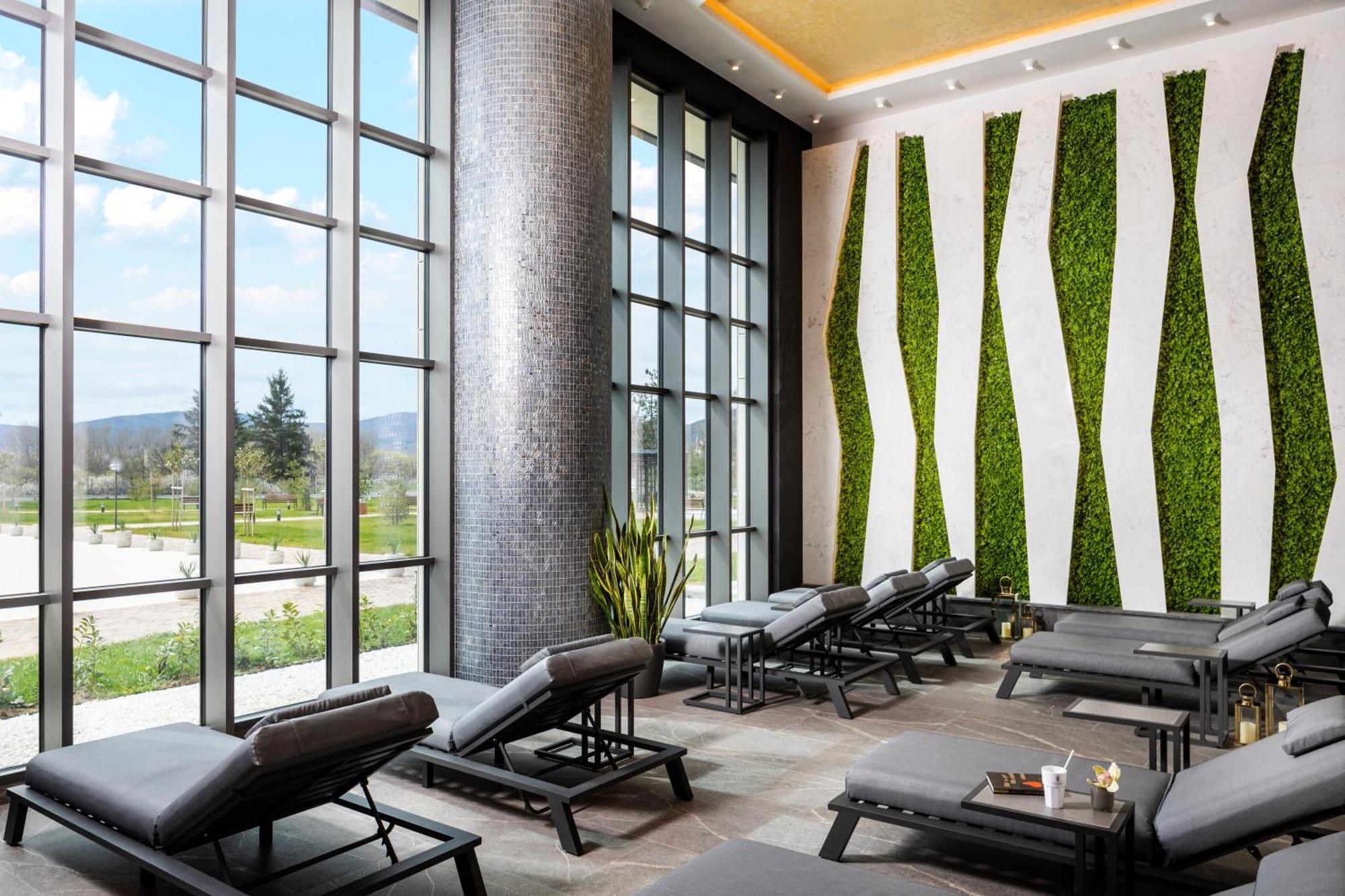Kings' Valley Medical & Spa Hotel Kazanlŭk Buitenkant foto Living wall